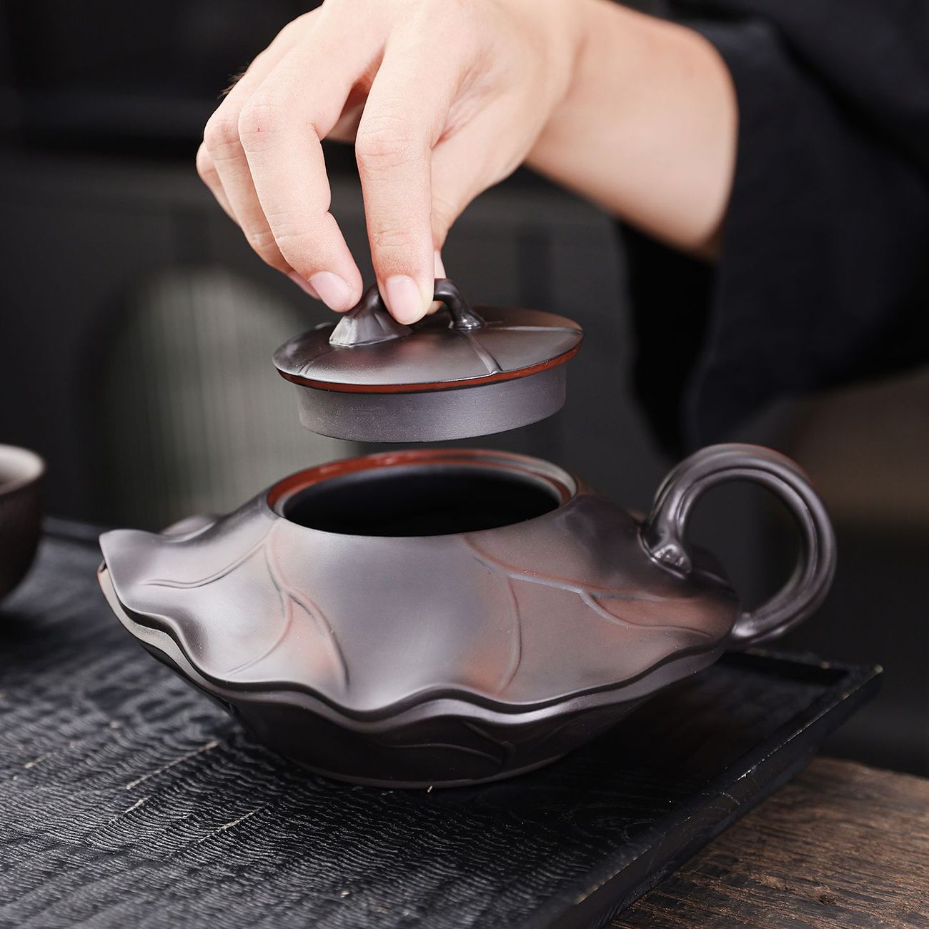 正宗原礦紫陶浮雕富甲天下荷韻 • 荷花壺┃350cc大容量紫砂鳳鳴壺 純手工大師范明偉匠心之作,泡茶更醇香! 正宗原礦紫陶浮雕富甲天下荷韻 • 荷花壺┃350cc大容量紫砂鳳鳴壺 純手工大師范明偉匠心之作,泡茶更醇香!